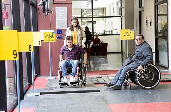 photo d'un homme sur un fauteuil roulant