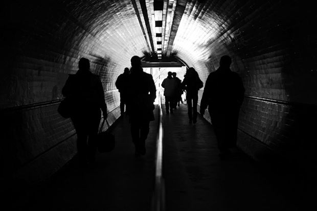 Photo de personnes dans un souterrain