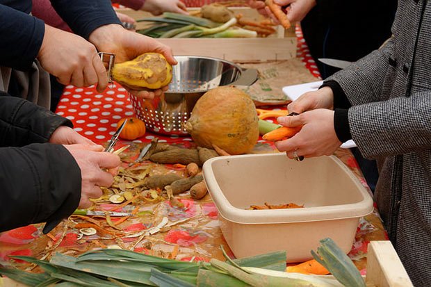 une table avec des dechets vegetaux lors d une animation anti gaspillage 