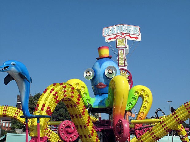 photo d un manege de la pieuvre dans une fete foraine