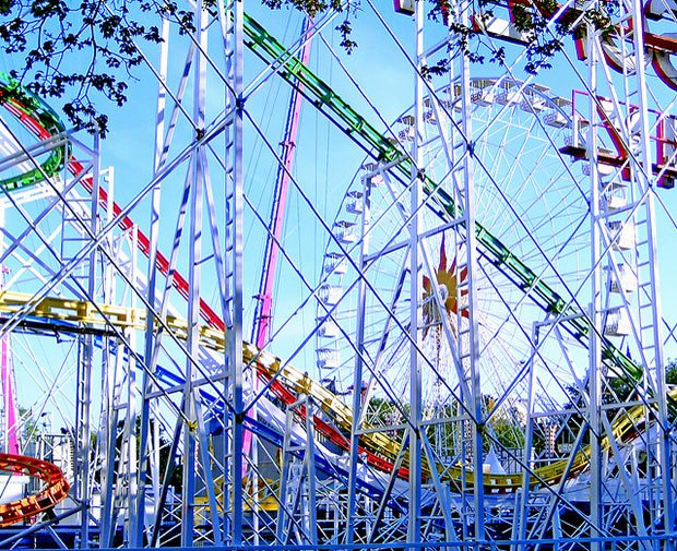 photo de montagnes russes dans une fete foraine