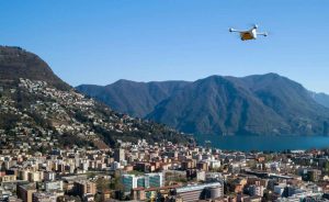 Drone volant au dessus de Lugano