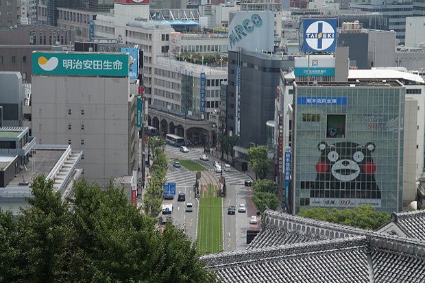 Ce gros nounours n’est autre que Kumamon, le représentant de la préfecture de Kumamoto, et la plus populaire des mascottes (au Japon comme à l’international) !