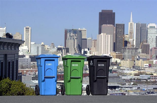 photos des poubelles bleues, vertes et noires surplombant la ville de san francisco