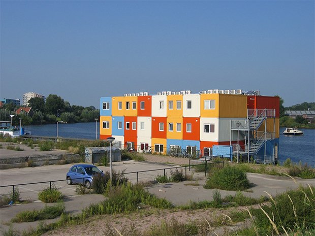 Les containers colorés de la résidence étudiante de Zwolle, aux Pays-Bas. Copyright : JePe / Wikimedia