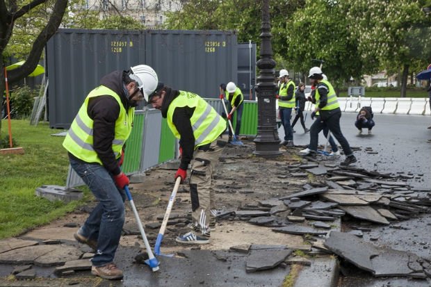 Demolition party place de la Nation à Paris. Crédit photo : Ana Bloom