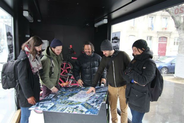 L’équipe Coloco place de la Nation lors d’une permanence dédiée à la médiation. Crédit photo : Victor Didelot