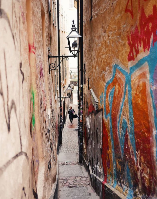 Une rue étroite et colorée à Stockholm