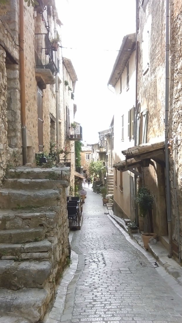 Une étroite ruelle dans un village