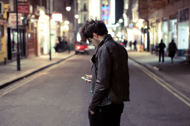 L'homme sur son téléphone