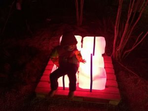 Un petit garçon assis sur des cubes lumineux à l'occasion de la fête des lumières à Lyon