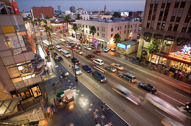 un boulevard concentré de voiture à Los Angeles