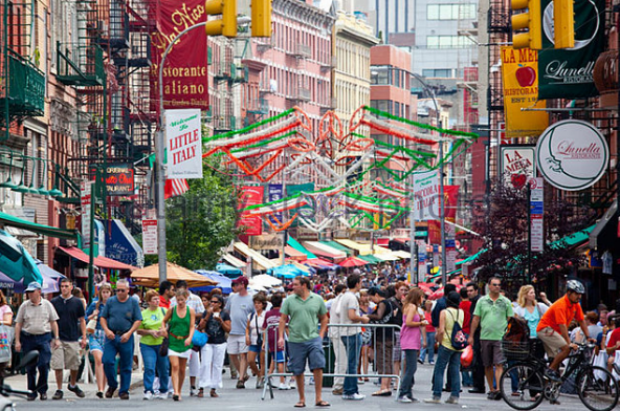 Une foule de personnes dans un quartier de New York