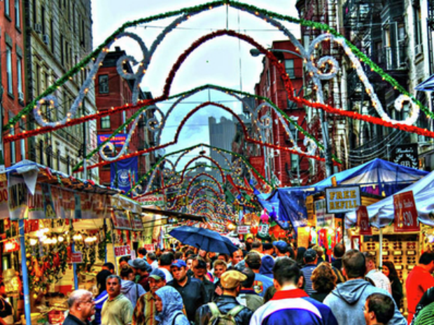 Une foule de personne dans le quartier historique de San Gennaro