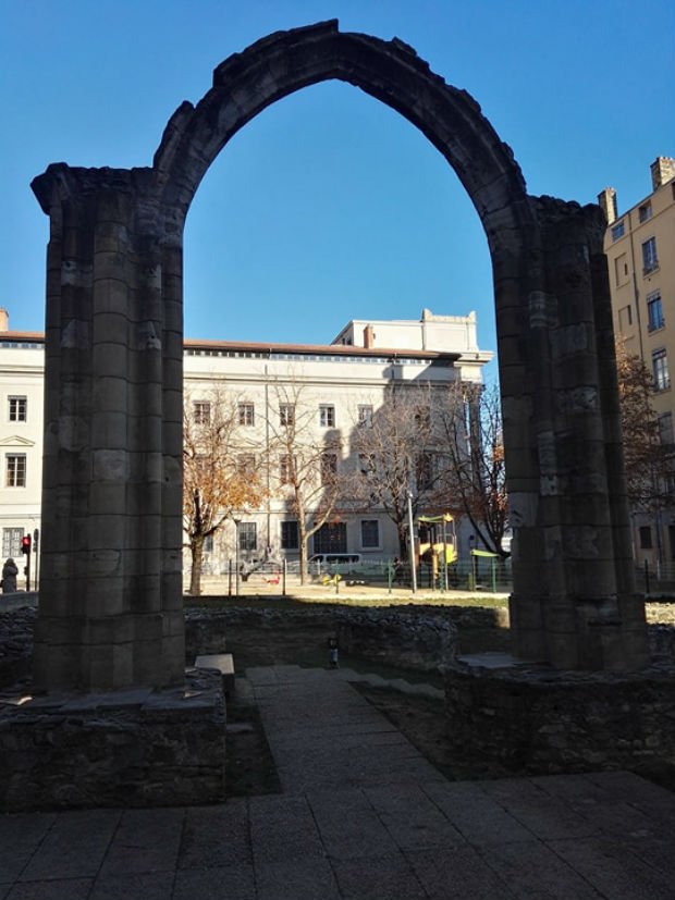 La place publique dans la ville de Lyon