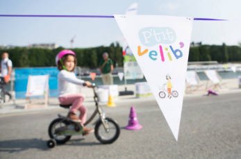 petite fille sur son velo