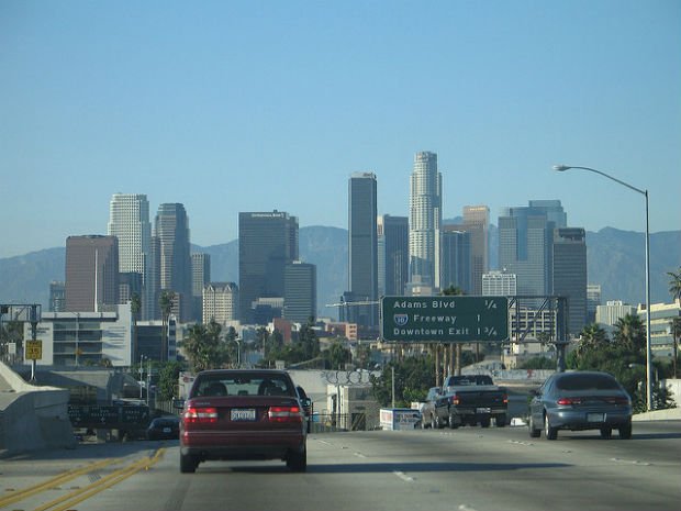Les routes de L.A. et ses voitures : on croirait presque que c’est un décor de série avant d’être une réalité urbanistique (tant on les a vues à la télévision !) -Crédits Shalom sur Flickr