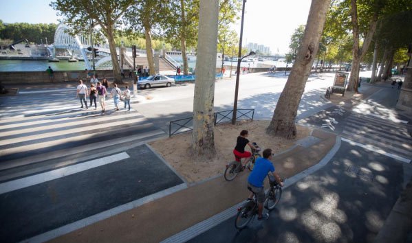 image de deux cyclistes dans la rue