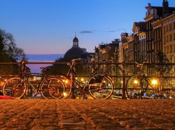 photo de velos dans paris contre une barriere