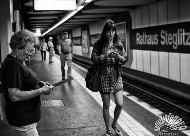 une femme dans le metro