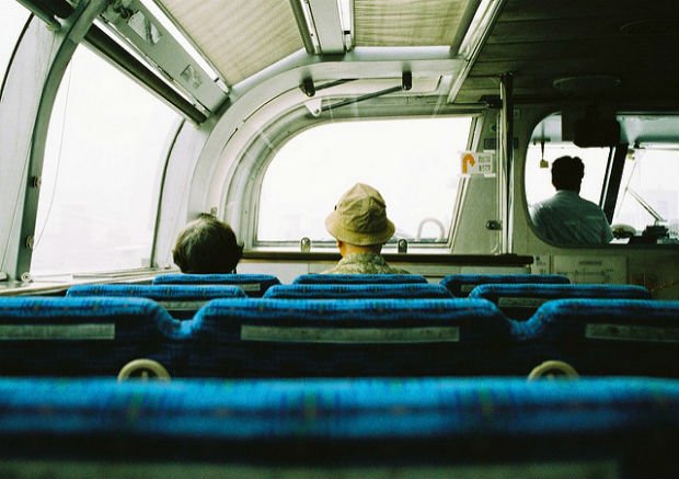 das passagers dans un bus en direction de la ville