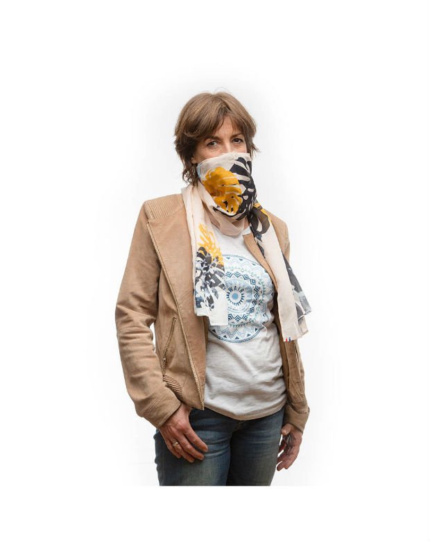 Une femme portant un foulard contre la pollution