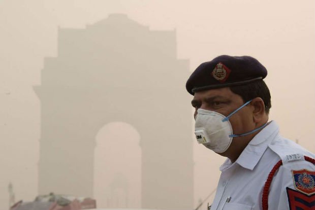 Un homme portant un masque contre la pollution à Delhi