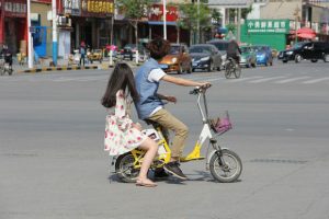 2 jeunes partagent le même vélo dans la ville
