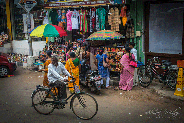 un homme à vélo dans les rues de Mumbai