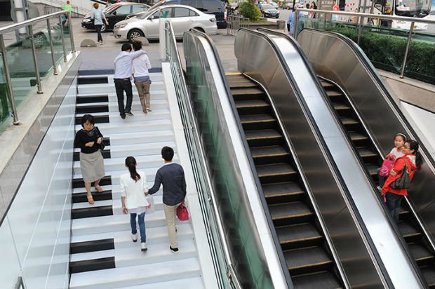 Un escalier musical sous forme de piano a davantage attisé la curiosité des piétons que son compère mécanique