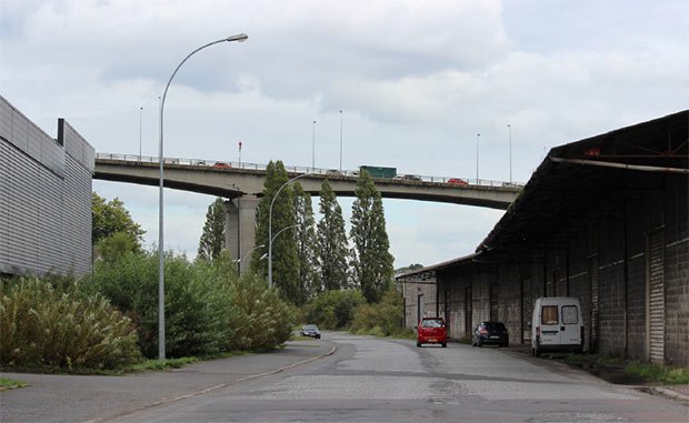 photo d une route pres des hangars