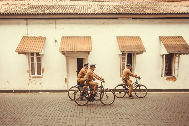 des policiers sri lankais en vélo