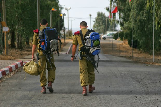 Retour de permission pour deux soldats de Tsahal.