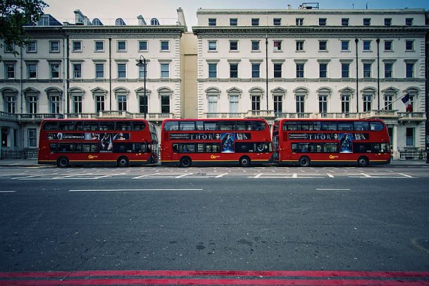 Rangée de bus à impériale devant le lycée français Charles de Gaulle à Londres