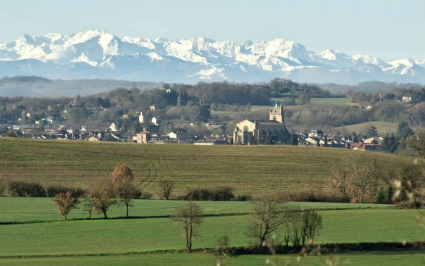 Vue de la ville de Mirande, bordée par les Pyrénées