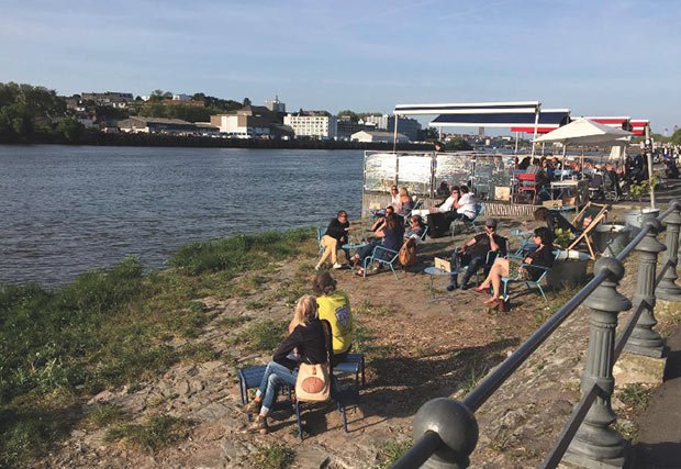 photo de personnes faisant un pique nique sur les quais