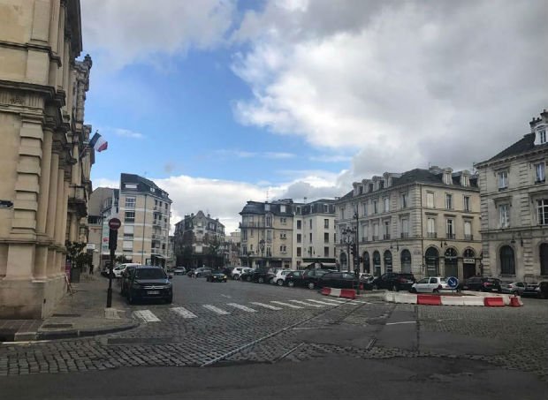 Le parvis de l’hôtel de ville actuel grignoté par les voitures