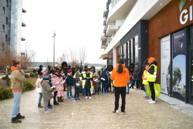 Les enfants et les volontaires pendant le rallye pédagogique dans le quartier Ginko - Bouygues Immobilier