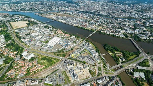 Le site de Pirmil-les Isles fait directement face à l’Île de Nantes, de l’autre côté de la Loire