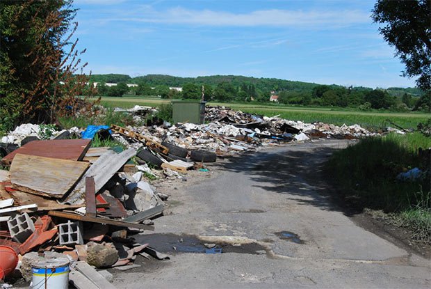 photo d ordures en bordure de route