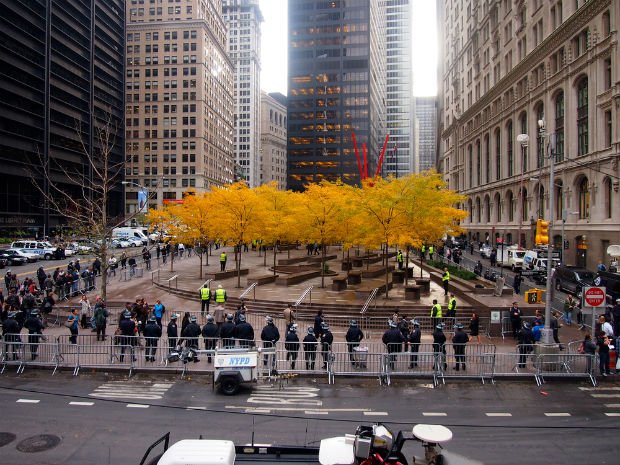 Les barrières et agents de sécurité empêchent l'accès des manifestants Occupy Wall Street au parc Zuccotti