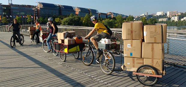 velo qui porte des cartons pour un demanagement