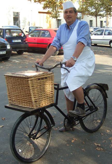 photo d un boucher sur un velo cargo