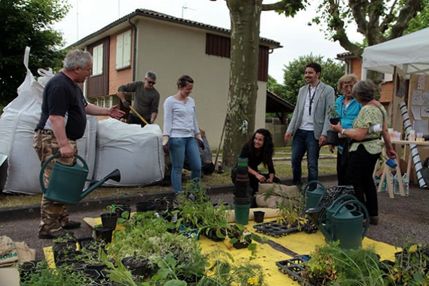 Les habitants participe à la plantation d’un potager dans la pépinière 