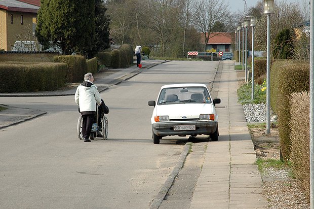 personne a mobilite reduite ne pouvant pas utiliser le trottoir 