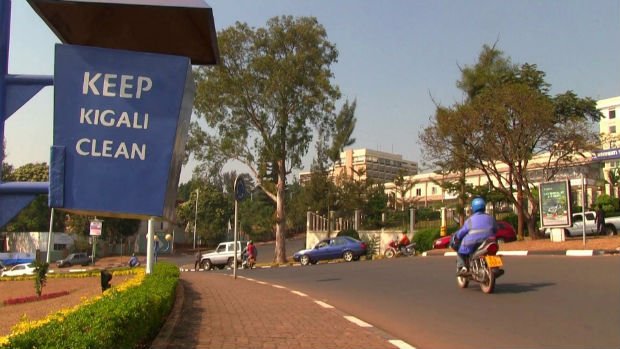 La politique de propreté de Kigali ne manque pas d’être rappelé dans les rues 