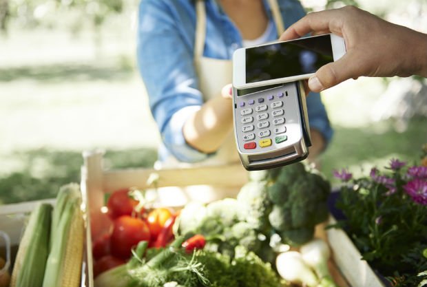 Paiement par téléphone sur un marché localv