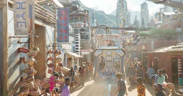 Les rues de Wakanda sont sans voitures, seuls quelques “bus” traversent l’espace réservé aux piétons 