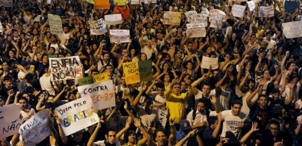 Manifestation contre l'augmentation du prix du ticket de bus en 2013 près de Rio de Janeiro.