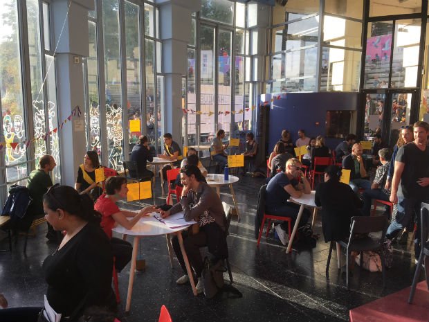 Atelier de speed dating pendant lequel les résidents des Halles Civiques peuvent présenter leurs projets au public